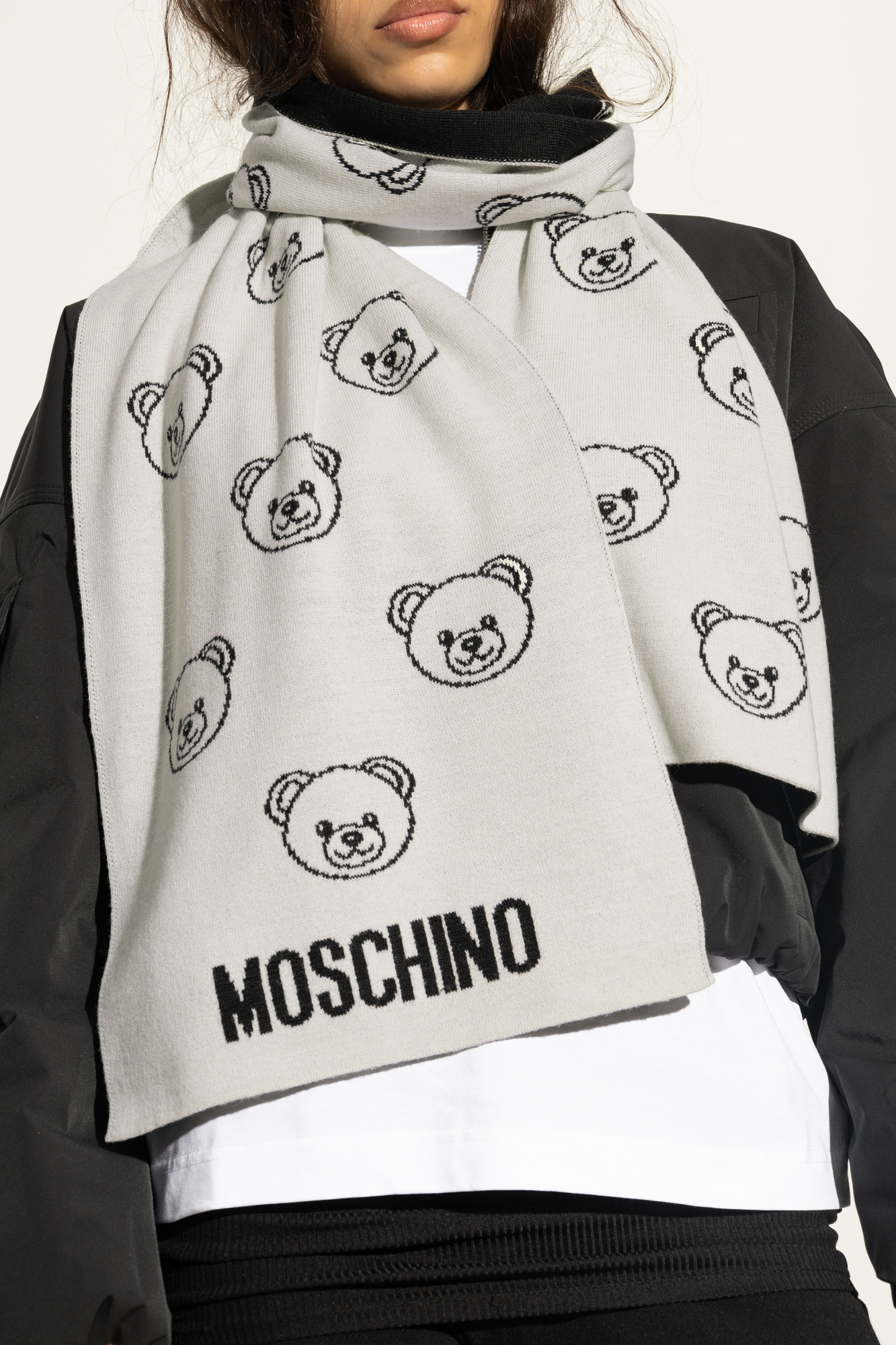 スカーフ Moschino SCARF (A33805403 0103) Red Scarf with a distinctive teddy bear motif Moschino
